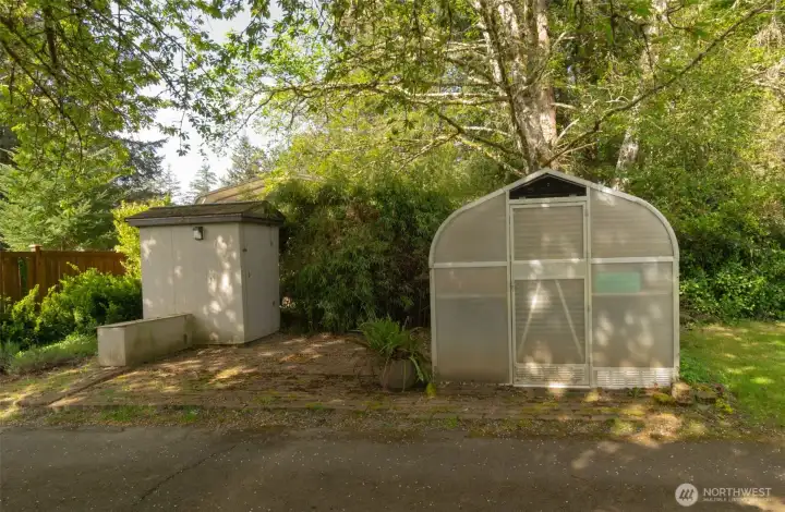Green house to satisfy that green thumb!