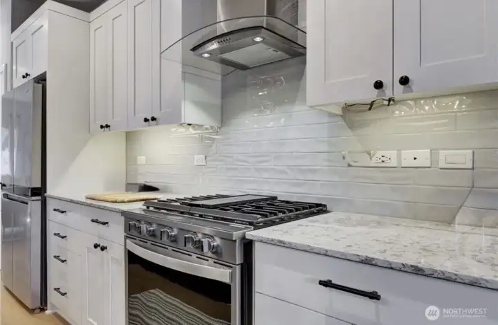 Full height backsplash & State of the art Vent! Full height backsplash & State of the art Vent!