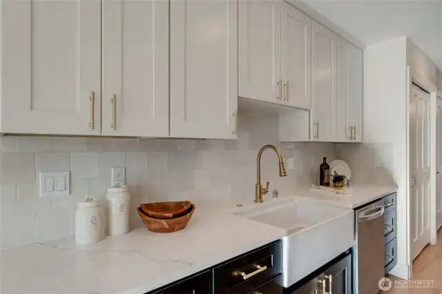 Beautifully executed galley kitchen with all new cabinetry, gleaming appliances, and gorgeous brush brass plumbing fixtures and hardware.