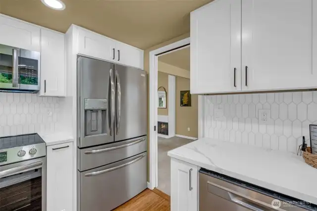Look at the beautiful tile backsplash!