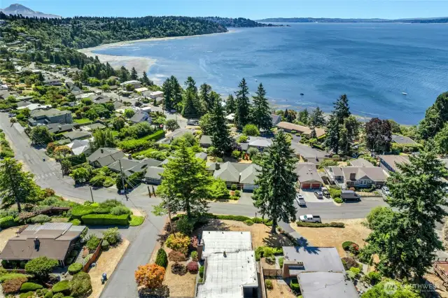 Wonderful opportunity to live in this special community where neighbors gather for events and compete in friendly holiday and Halloween decorating contests.