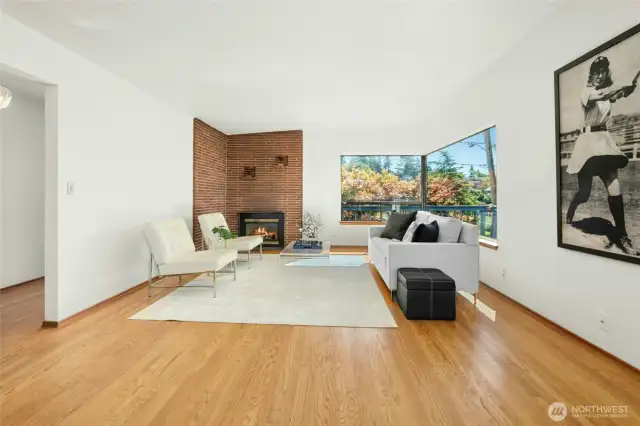 Large flexible space with plenty of room to entertain and spread out - love those original oak floors!