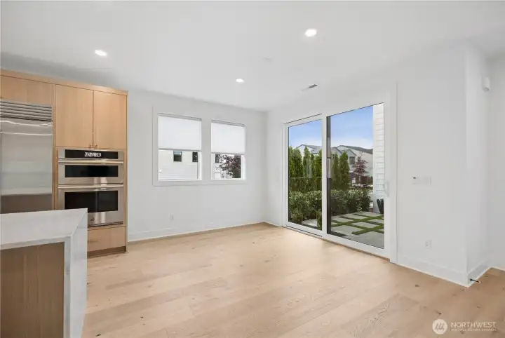 Dining Area overlooking Courtyard (Outdoor Patio)