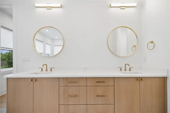 Primary Bath w/Designer Mirros
