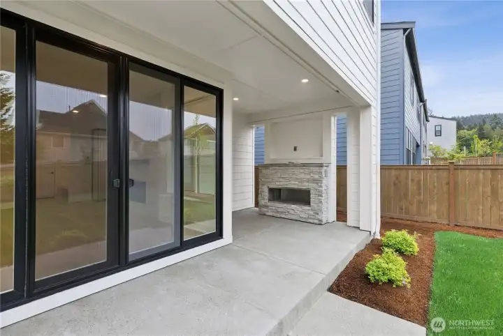 Covered Outdoor Living w/Gas Fireplace