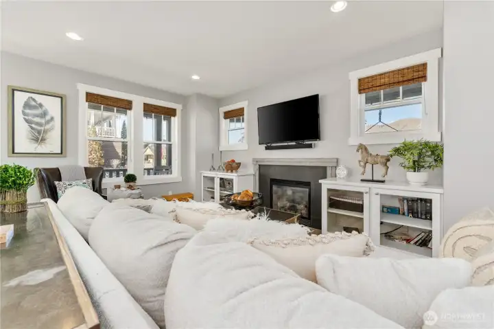 Living Room w/gas fireplace