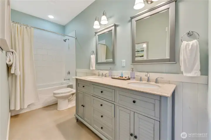 Top floor hall bath