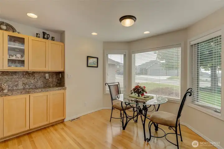 Cafe' Nook is bay-shaped and enjoys a built-in buffet with uppers, lowers, and under-cabinet lighting.