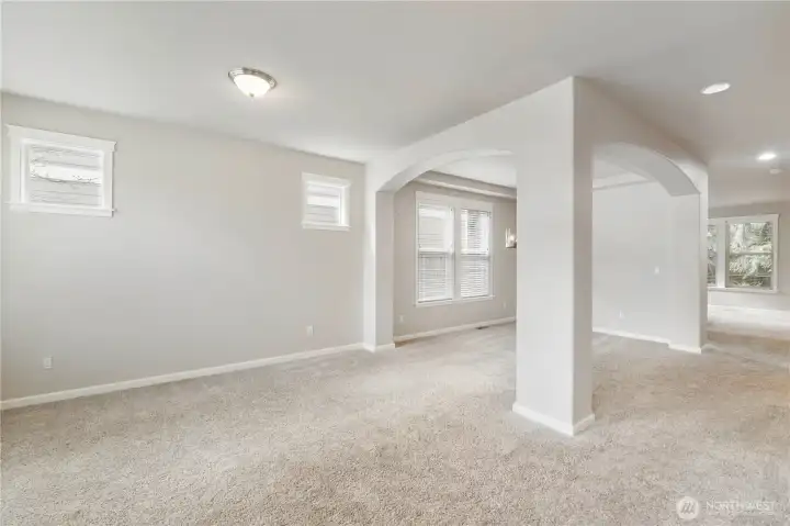 Welcome Fresh & Clean Entrance Living roo to Formal Dining Room