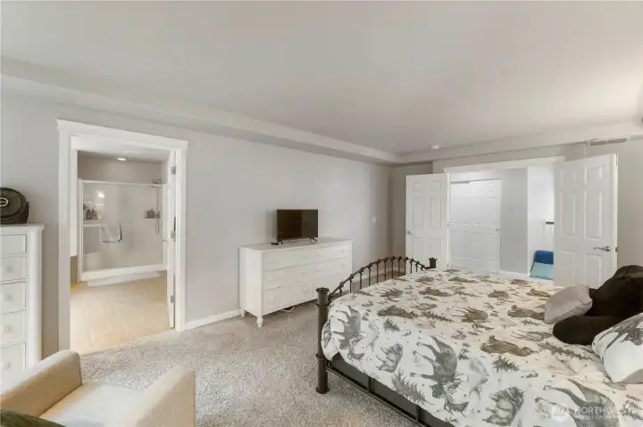 The other side of your primary Bedroom .