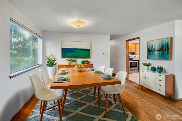Dining area with East facing window. (VR staged)