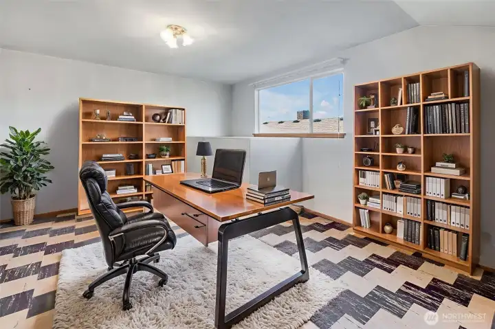 Bonus room off the kitchen. (VR staged)