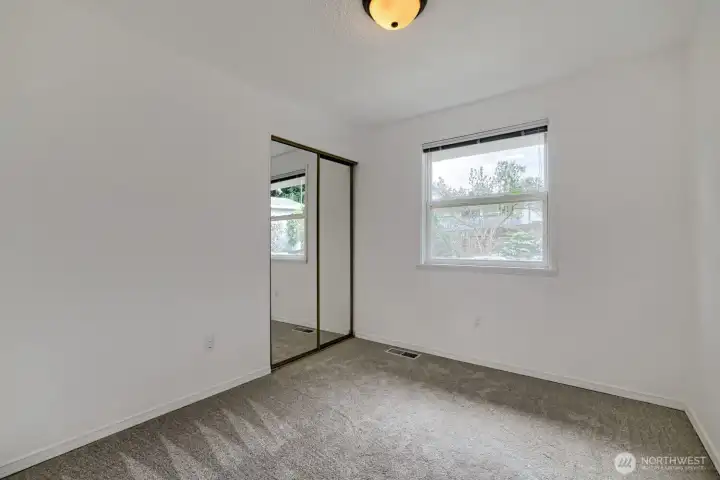 Bed 2 with mirrored closet doors