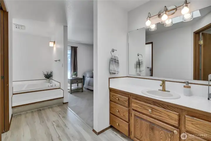 Full en-suit primary bathroom Full en-suit primary bathroom