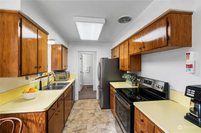 Galley kitchen - all appliances stay