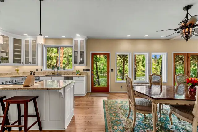 Kitchen & Dining