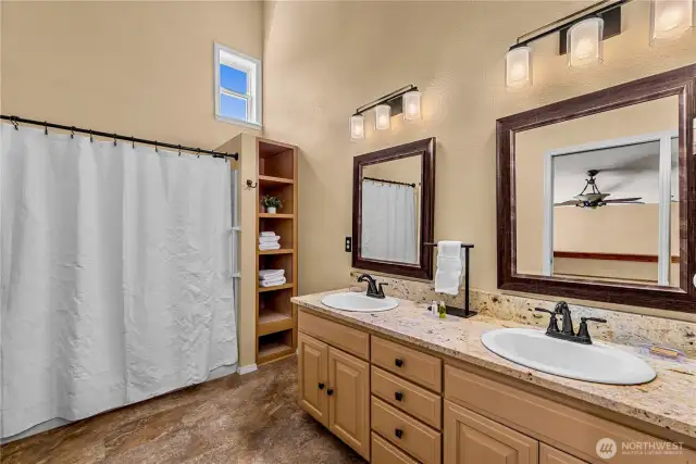 Upstairs Full Bathroom