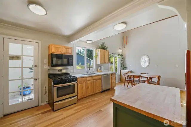 The entry is a separate room, perfect for shoes and coats.