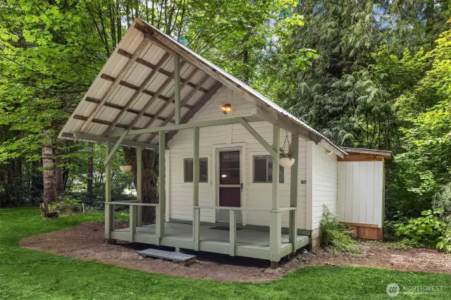 Cute 400 sqft freshly painted Cabin