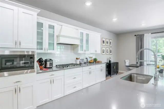 Granite Counters, Gas stove & range hood!