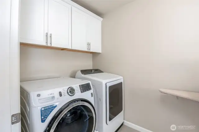 Convenient Upstairs Laundry - appliances stay!