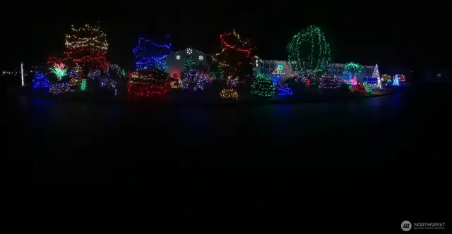 These sellers love decorating for Christmas, can you tell.