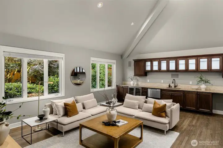 Large bonus/entertainment room off the kitchen
