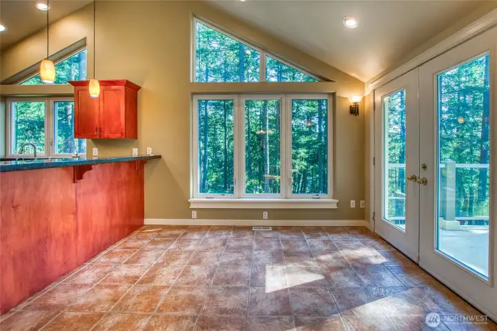 Dining to deck with views
