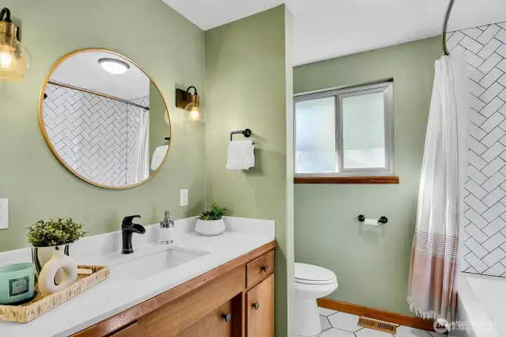 Main floor full bathroom.