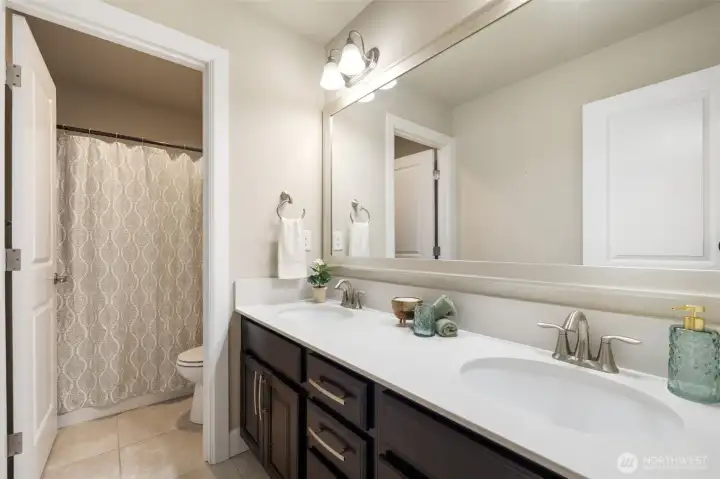 Upstairs full bathroom