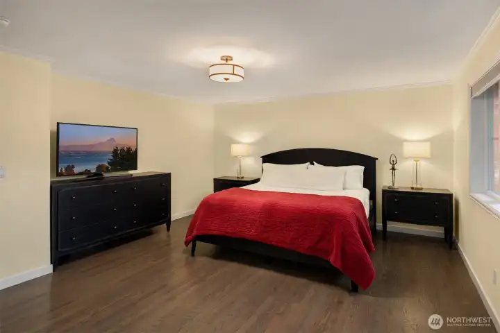 Large Primary Bedroom with Bureau Niche