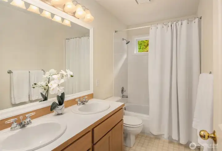 Full Hall Bath on Upper Level