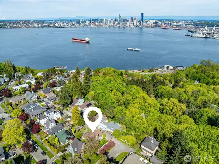 Just a short walk to the Water Taxi to Downtown Seattle for work, restaurants, Pike Place, or attend games at the Stadiums without the hassle of finding parking!