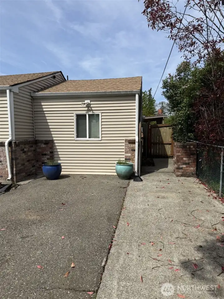Side Fencing to separate Front and Back Fenced Yards