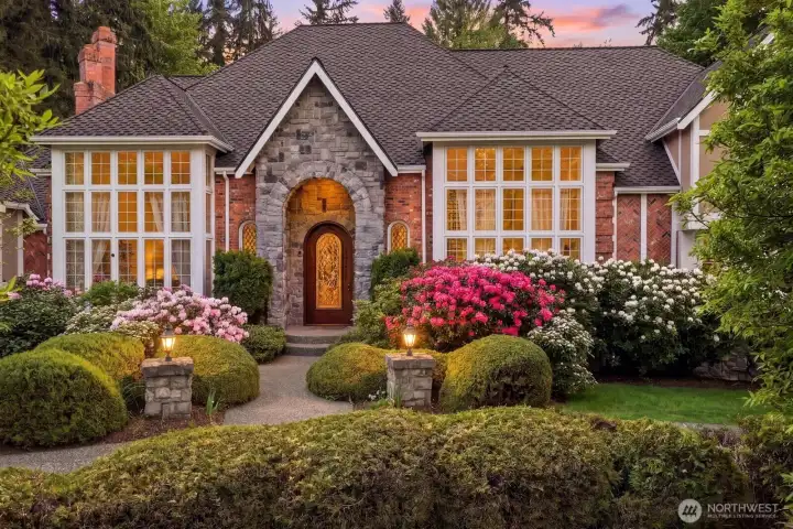 Experience Pacific Northwest luxury at its finest in this magnificent 5,091 sq ft estate, masterfully crafted by Street of Dreams builder Steven D. Smith and nestled within the coveted Tuscany community in the heart of Woodinville’s wine country.