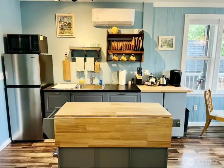 Lower level kitchen in primary
