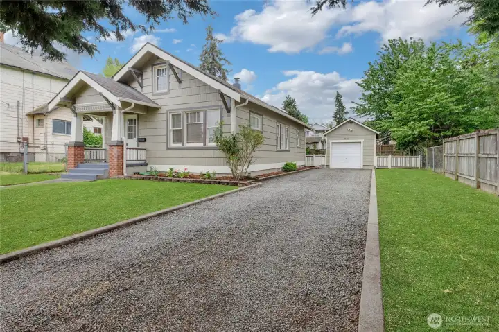 Front of home with long driveway, great for lot's of cars or RV. Grass photoshopped.