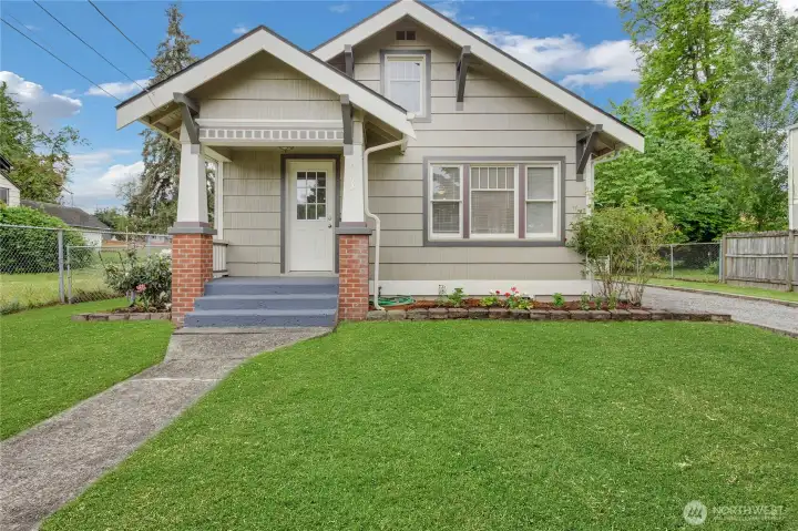 Darling Craftsman! Grass was photoshopped.