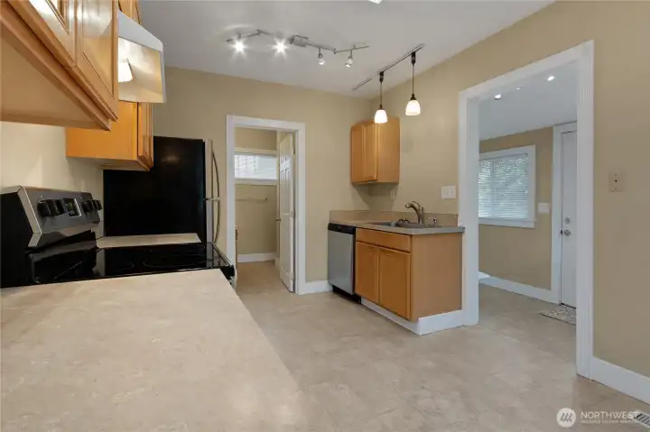 Kitchen with appliances that stay!