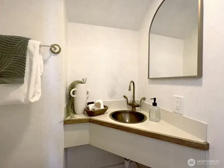 Main floor 1/2 bath. Main floor 1/2 bath.