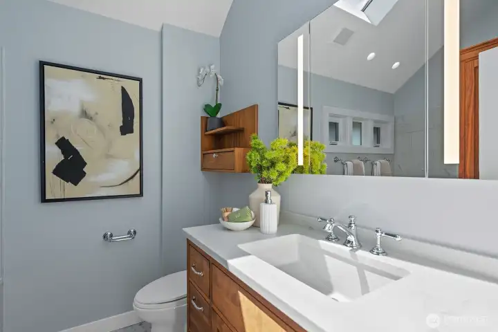 Upper level full bathroom. Upper level full bathroom.