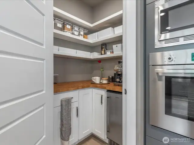 Custom built butlers pantry with Ice maker