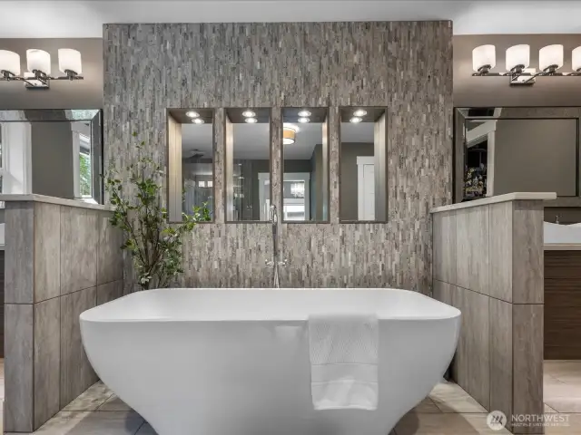 Large soaking freestanding tub