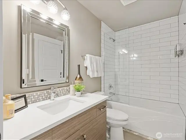Bedroom 4 en suite bathroom with Tub shower