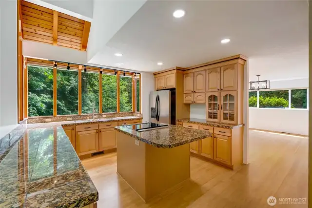 Gorgeous kitchen w/granite countertops, custom maple cabinets & SS appliances