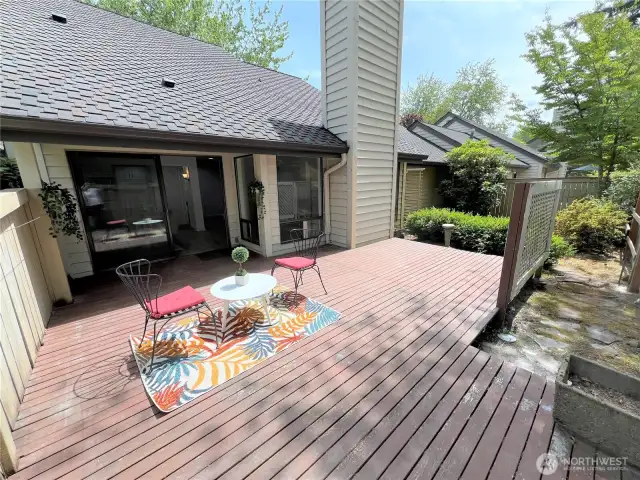 Huge deck w/privacy backyard
