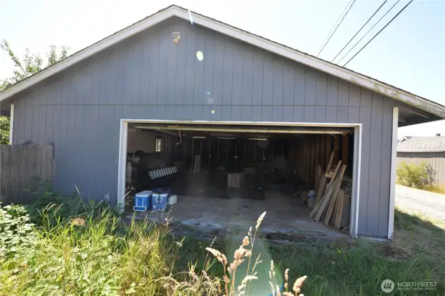 Detached garage/shop.