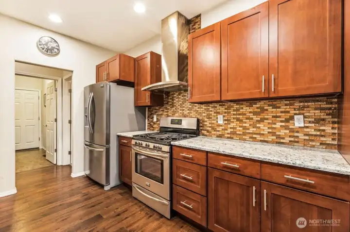 Upgraded vent hood, gas cooktop and additional range/oven