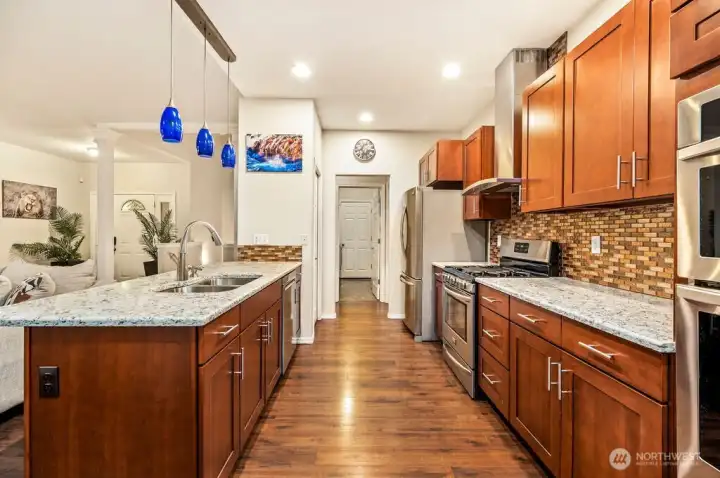 Circular flow design to accommodate two cooks in the kitchen