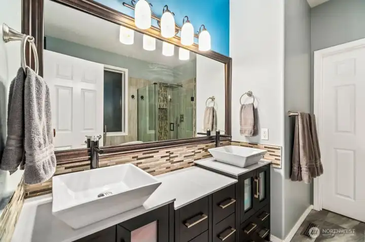 Sophisticated design with plenty of counter and stroage space